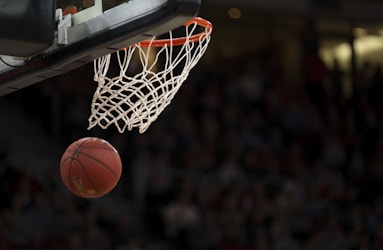 篮球直播画面 - NBA赛场上的精彩瞬间，球员飞跃扣篮，篮筐与灯光交织出动态美感